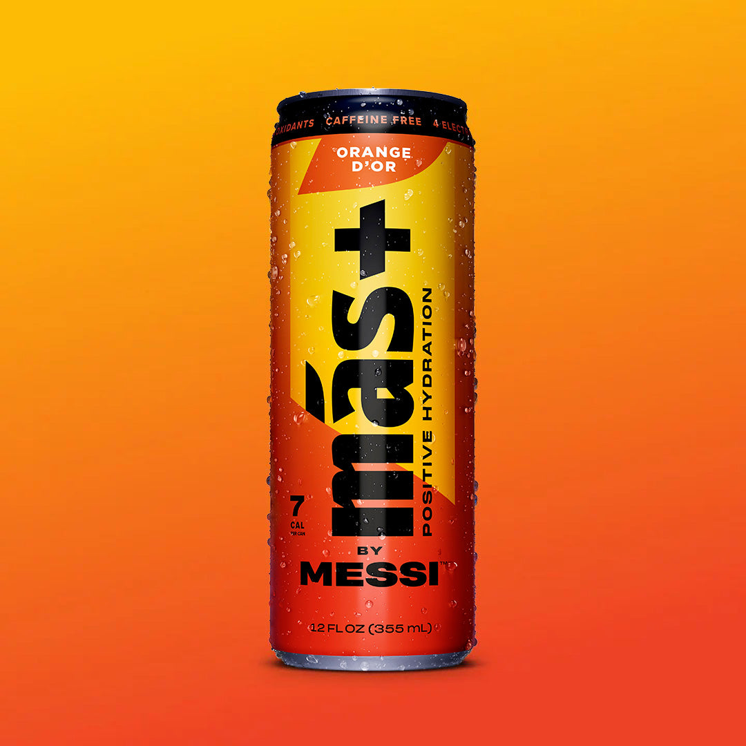 An orange can of "Más+ Positive Hydration by Messi" with water droplets on its surface, featuring the flavor "Berry Copa Crush" and a gradient orange background.